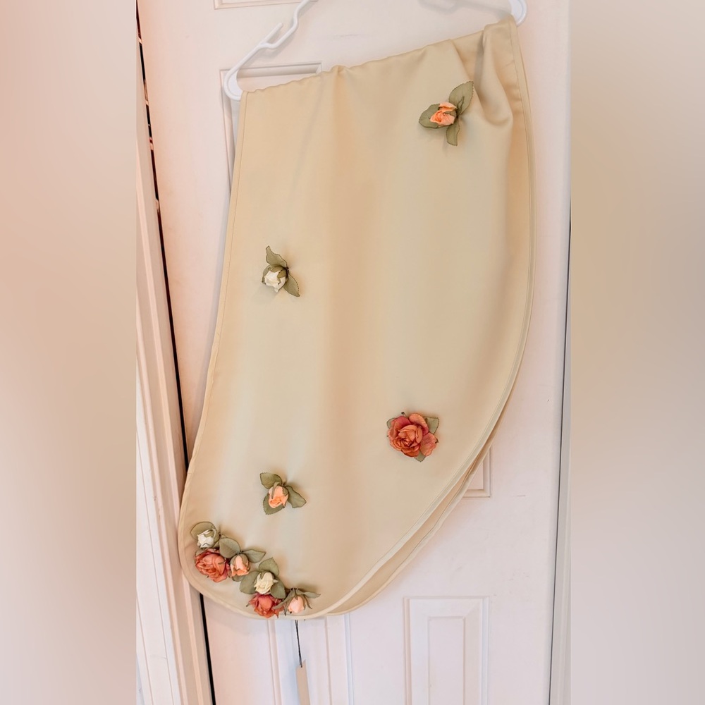 Ilana Wolf NWT Cream Satin Evening Wrap w/ Silk Flower Embellishment. Gorgeous! - Picture 3 of 16